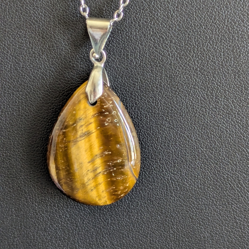 Elegant Tiger's Eye Pendant Necklace